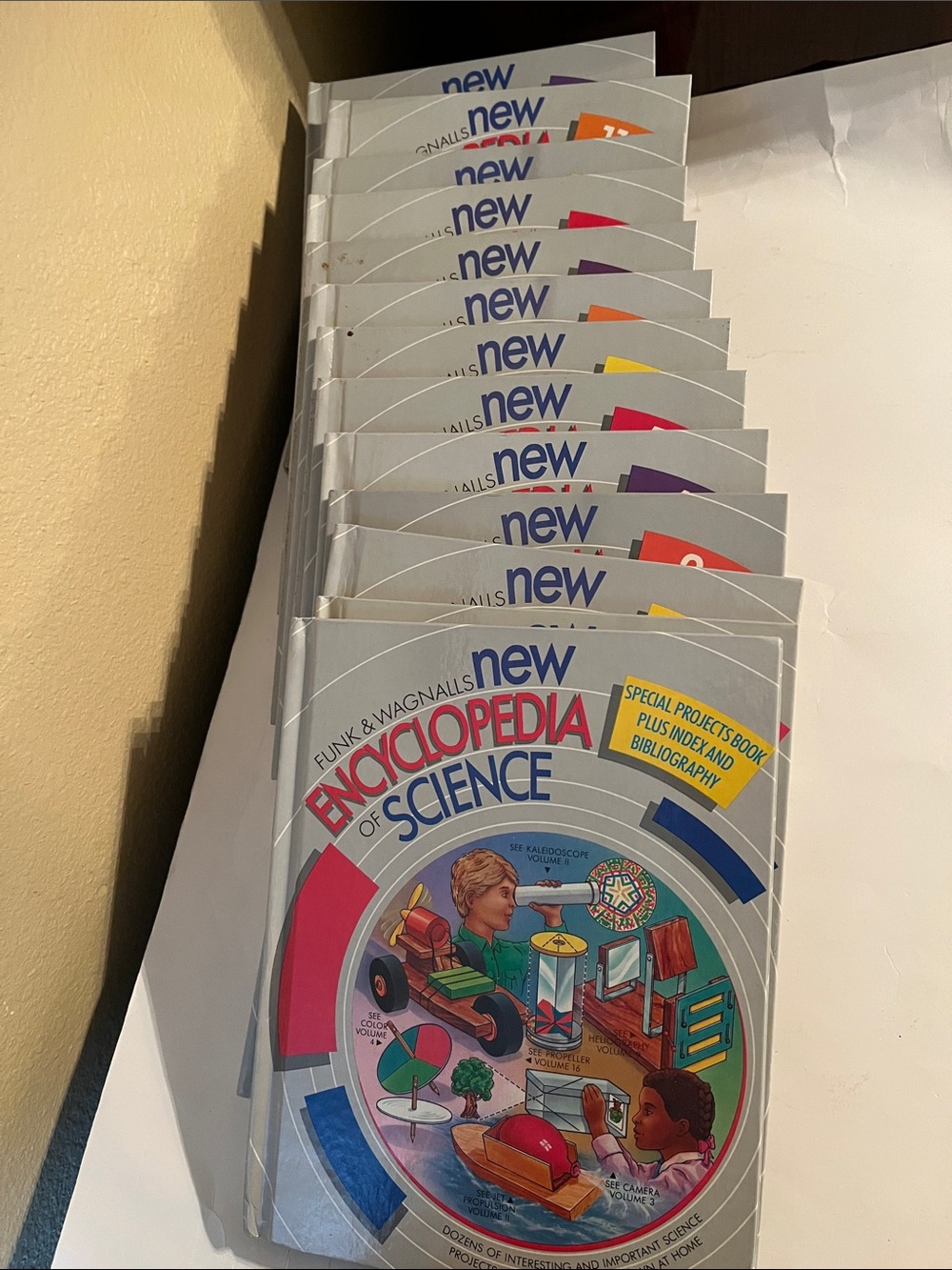 Vtg 1986 Funk Wagnalls New Encyclopedia of science book and special project book